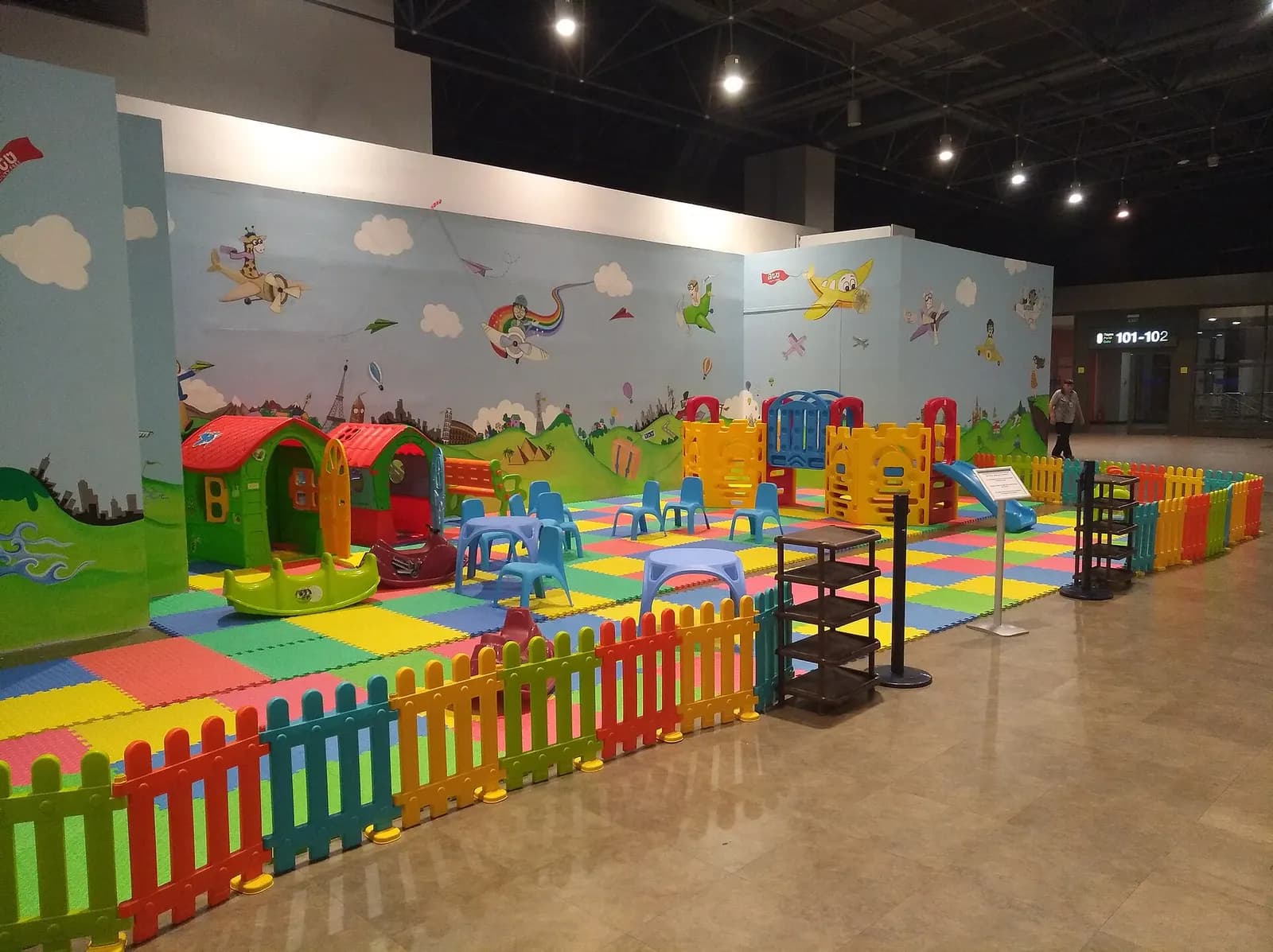 Jeux pour enfants dans l'aéroport international de Skopje (Macédoine).