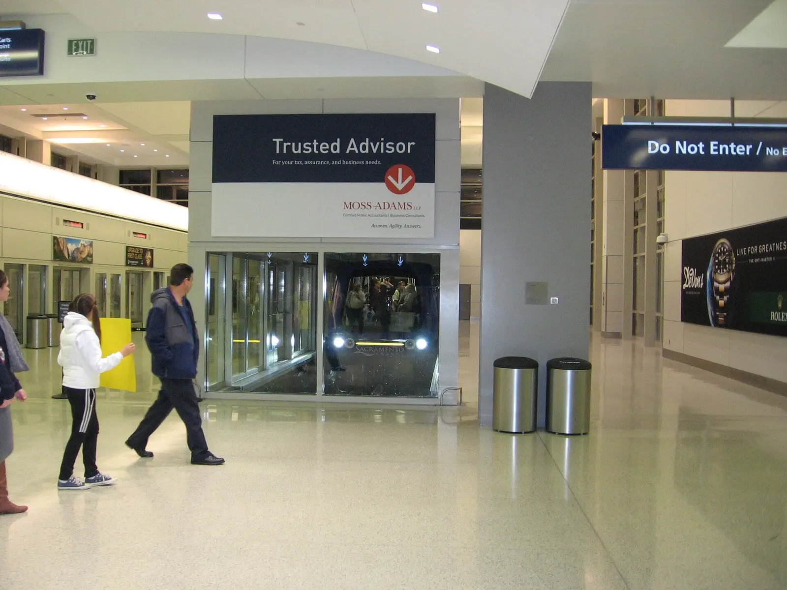 Interior of new Central Terminal B at the Sacramento International Airport in Sacramento County, California, USA. This is one of two stations for the new people mover that runs between Central Terminal B and Concourse B.