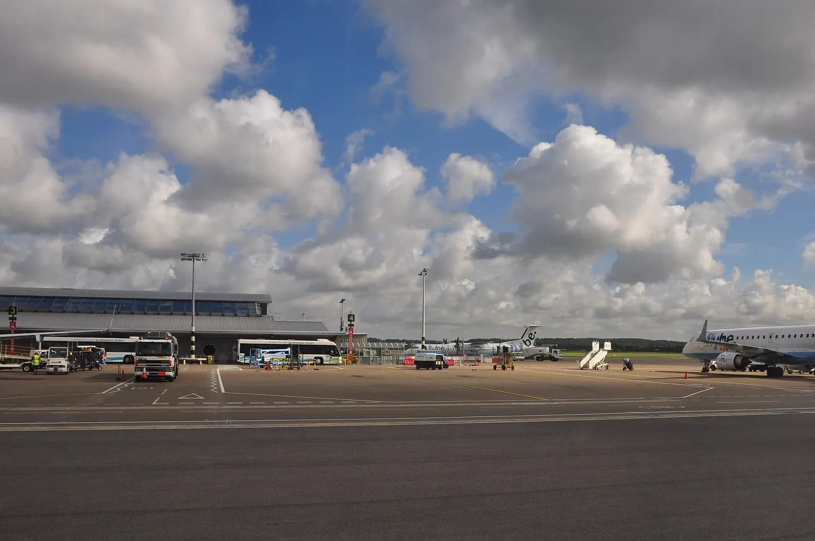 Southampton Airport : Taxiway & Terminal