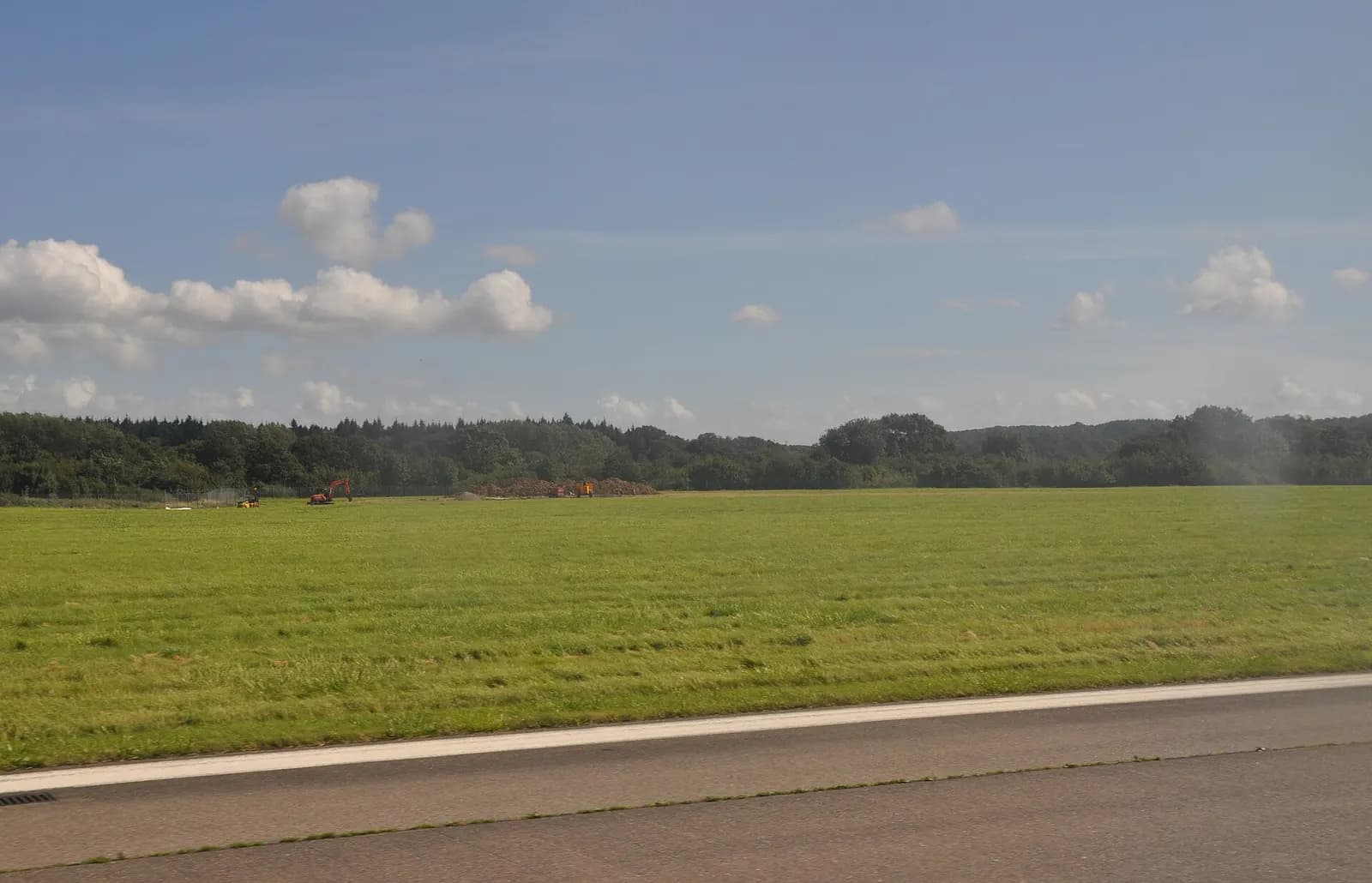 Southampton Airport : Runway & Grassy Area