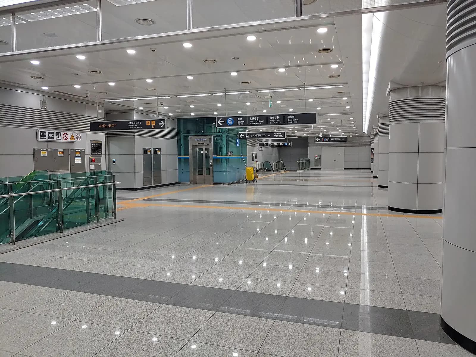 공항화물청사역 대합실