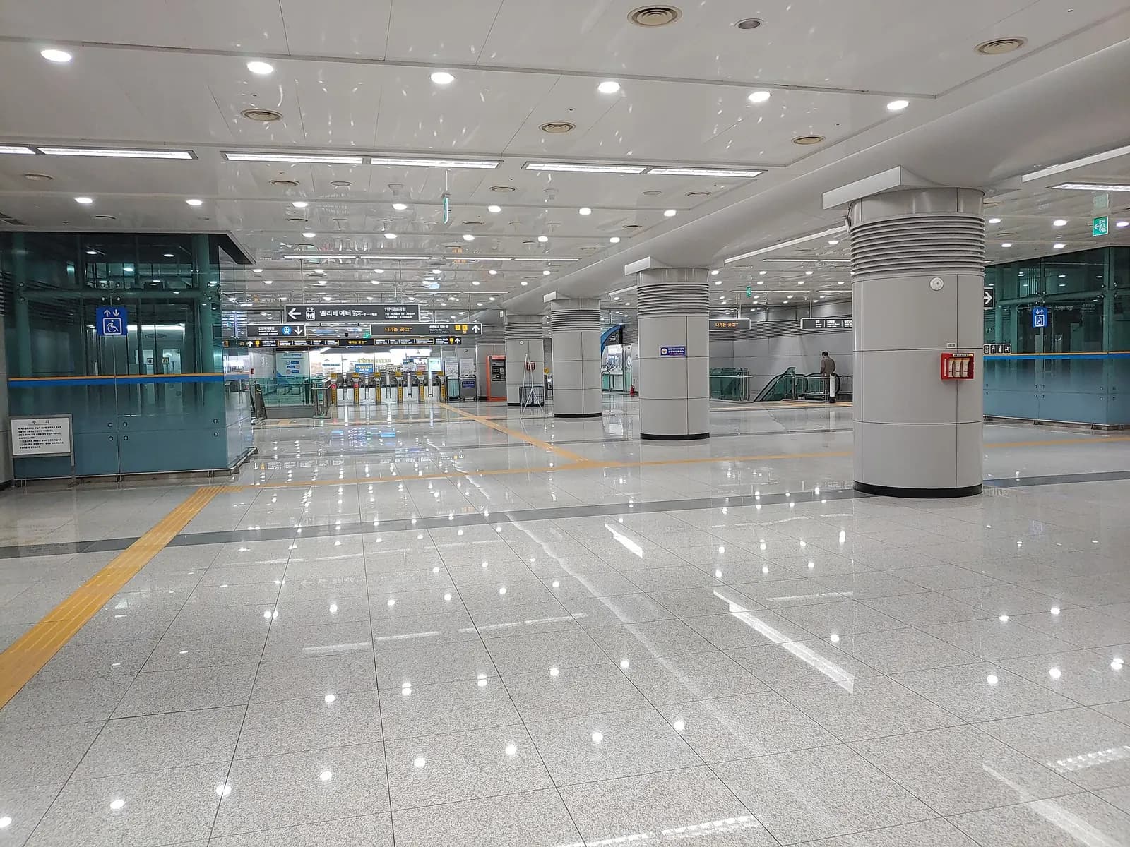 공항화물청사역 대합실