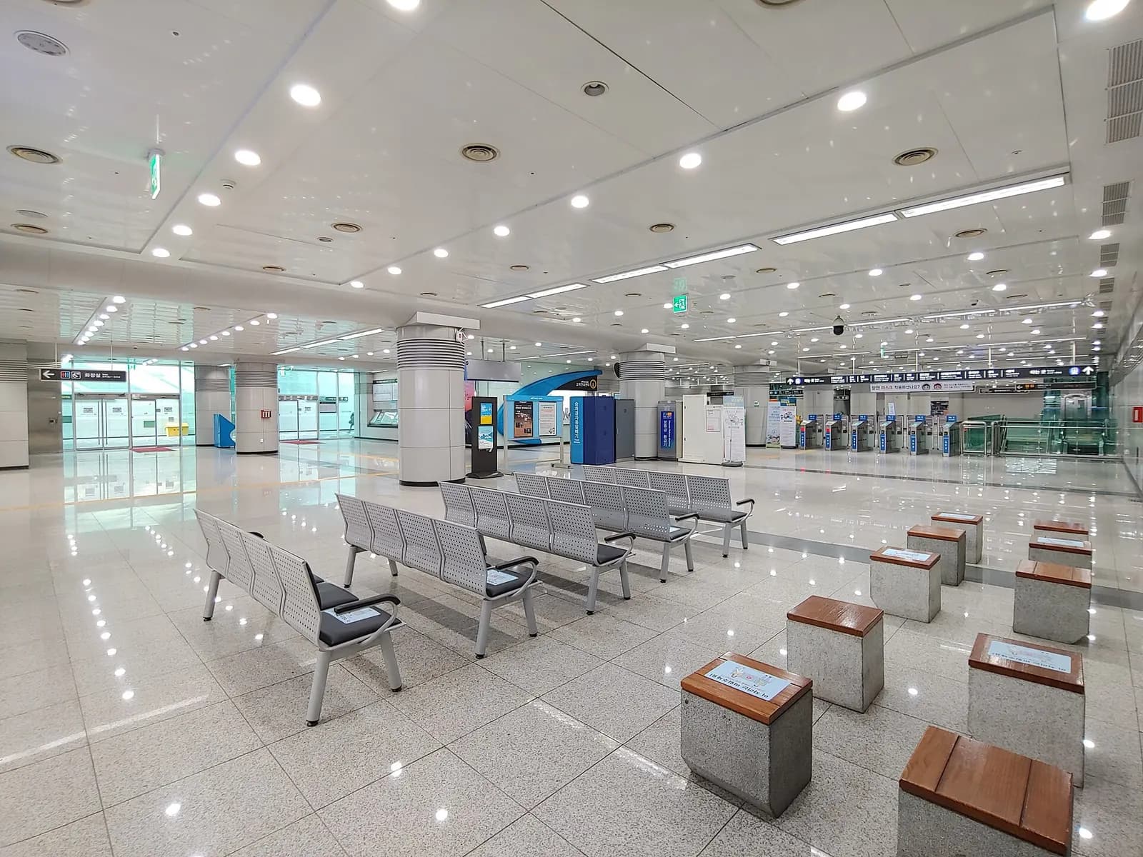 공항화물청사역 대합실