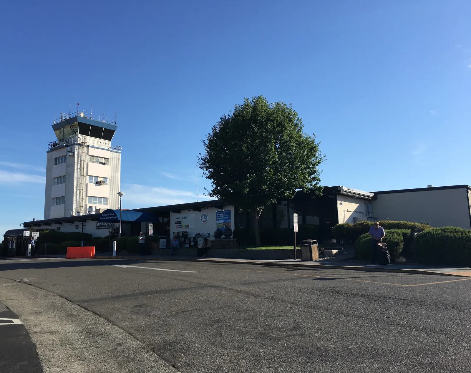 Historic 15 July 2016 view of Charles M. Schulz–Sonoma County Airport in Santa Rosa, photographed by Sarah Stierch. This is leftover versus the 2022–2023 passenger hall.
