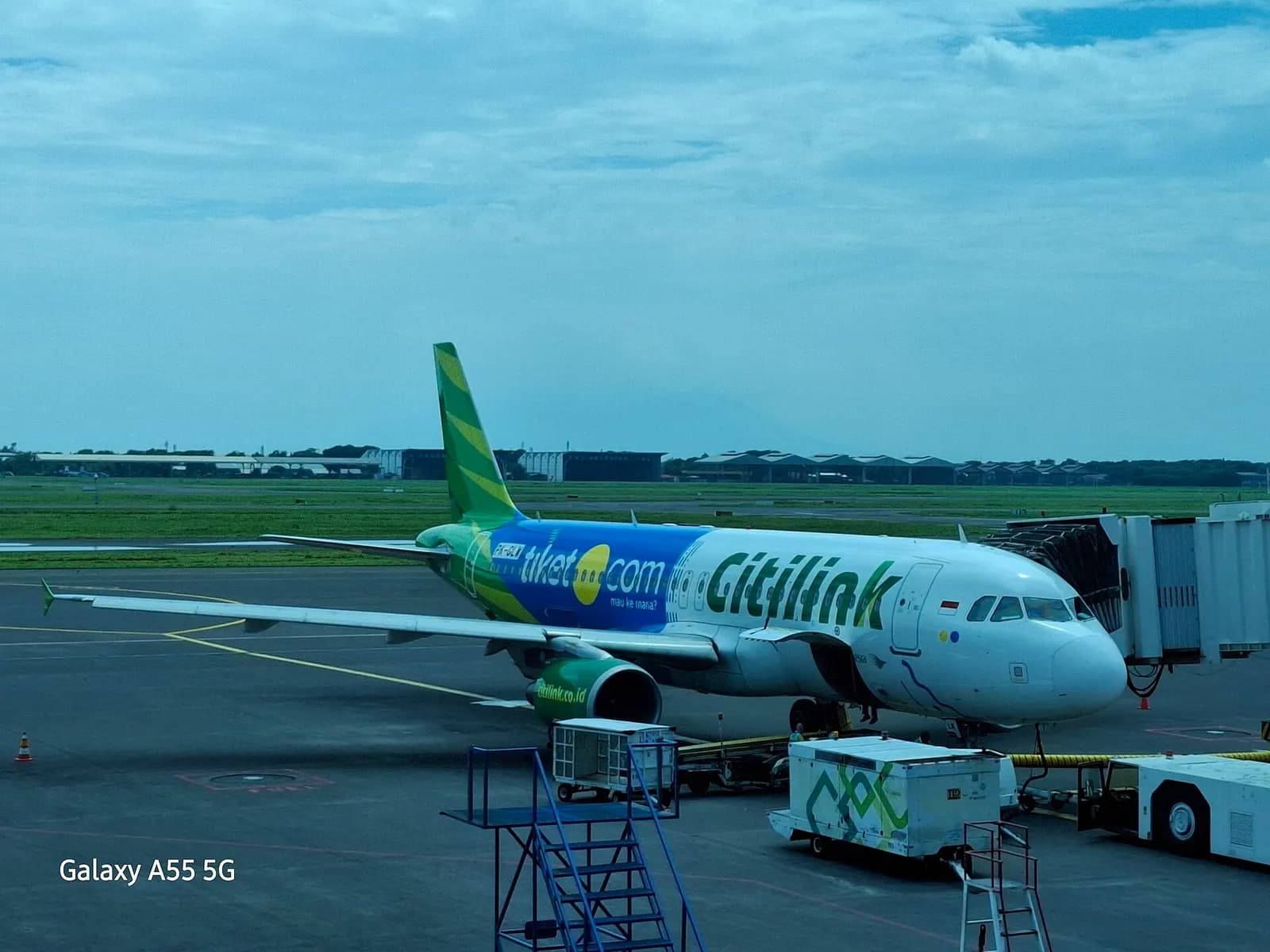 Citilink Airbus A320 PK-GLN at a Juanda International Airport gate with jet bridge