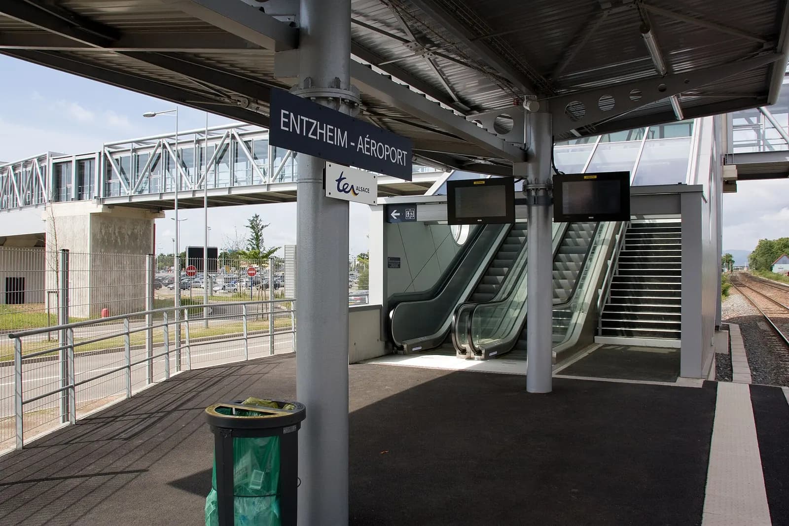 Entzheim-Aéroport TER station platforms serving Strasbourg Airport