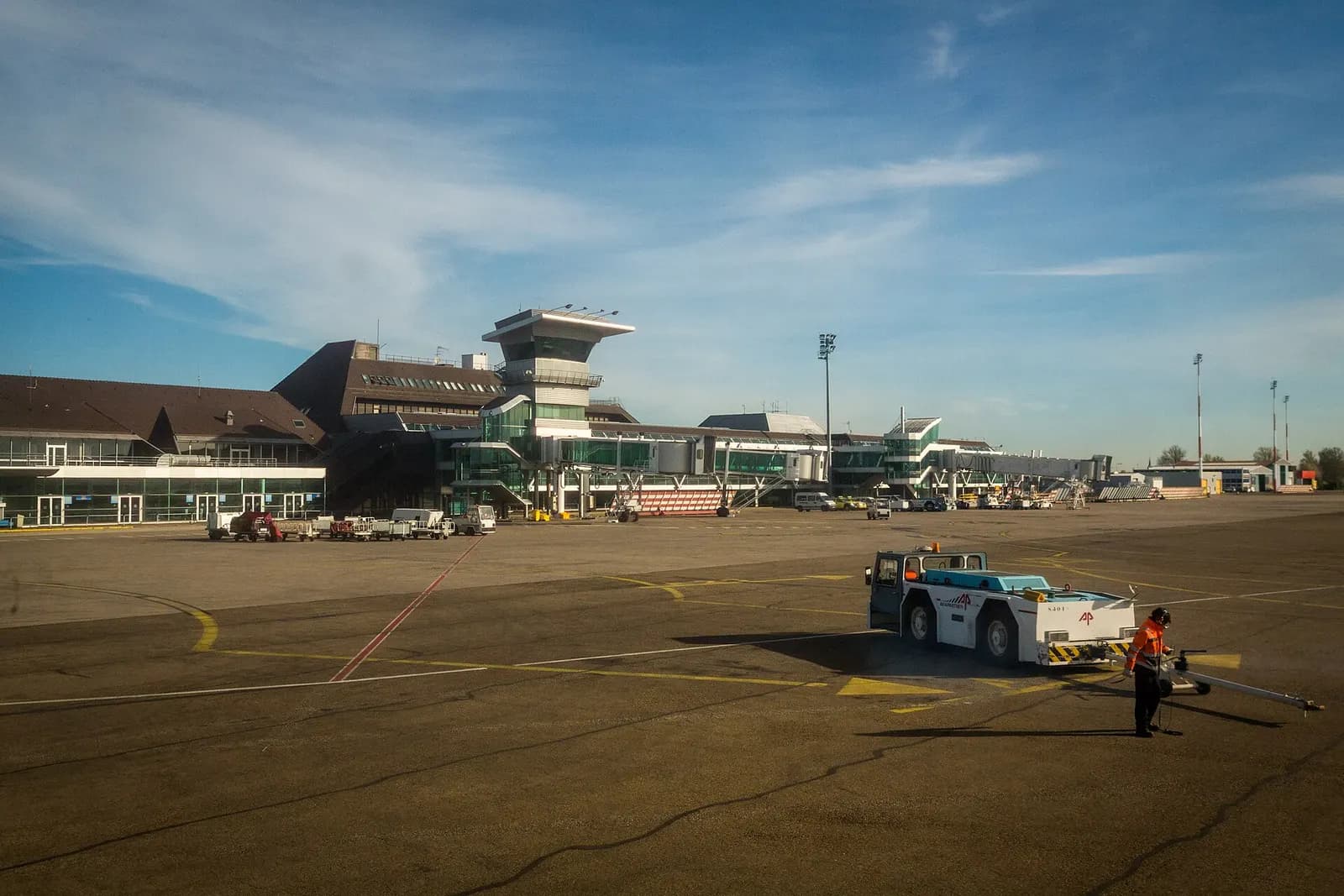 Wider view of Strasbourg-Entzheim Airport terminal and apron