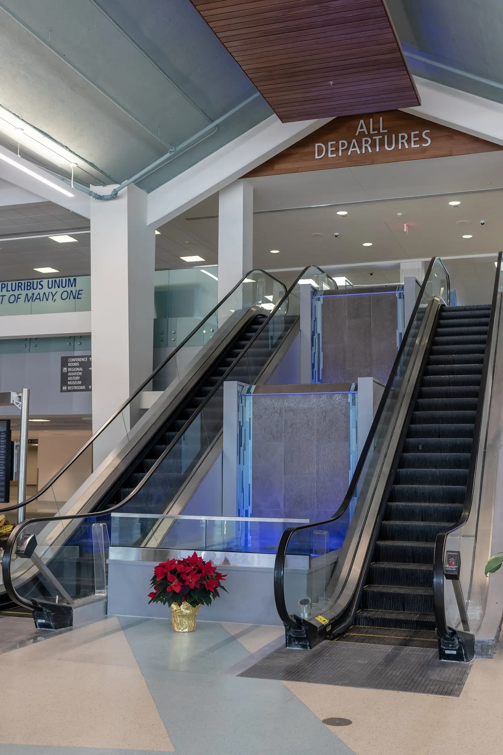 Looking down the Syracuse Hancock departures escalator toward the first-floor arrivals hall on 25 December 2018.