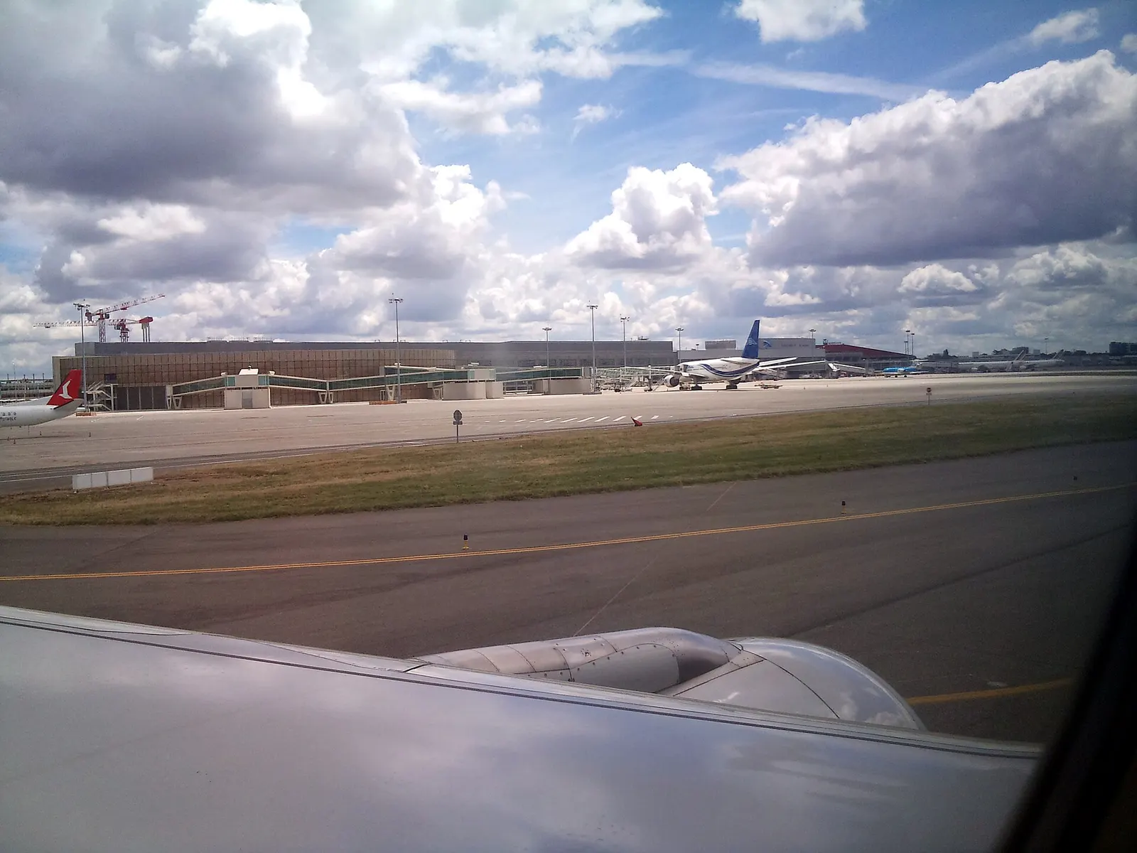 Hall D exterior at Toulouse-Blagnac Airport.