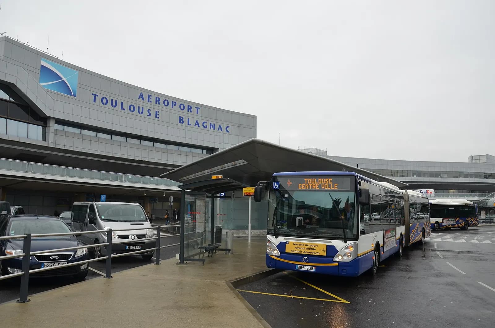 Tisséo articulated bus at Toulouse-Blagnac Airport.