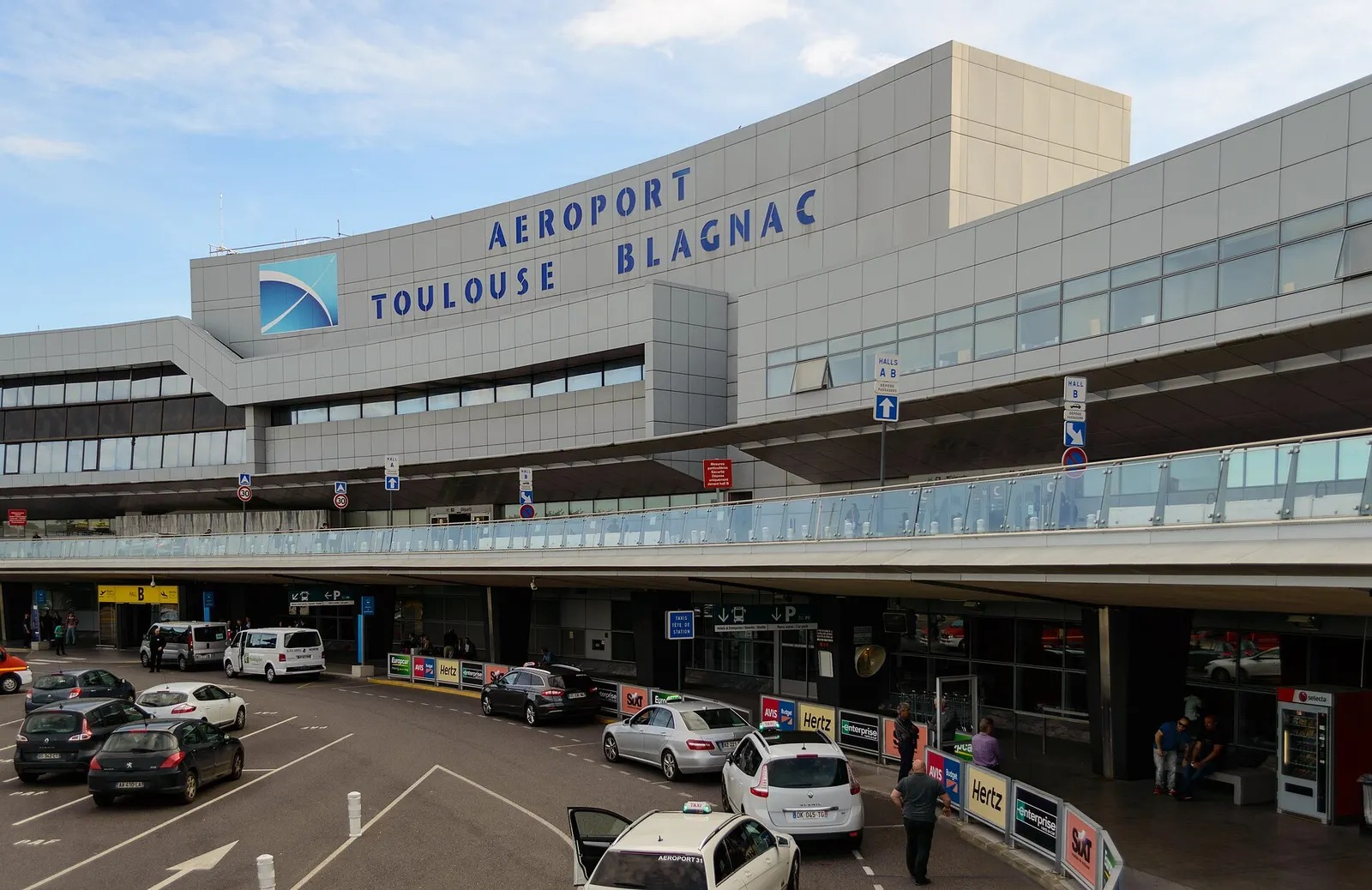 Exterior view of Toulouse-Blagnac Airport passenger terminal (LFBO).