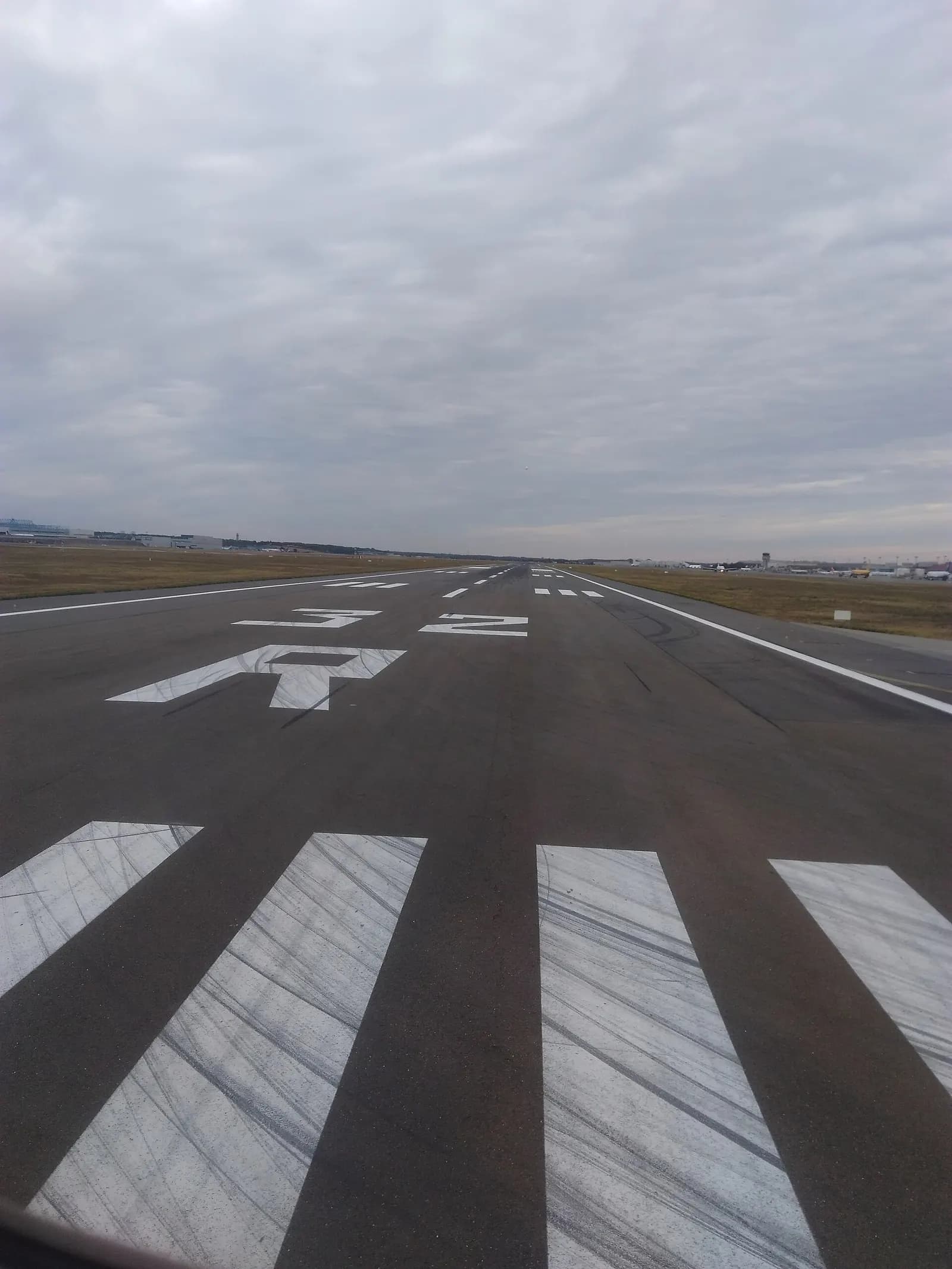 Runway 32R approach view at Toulouse-Blagnac.