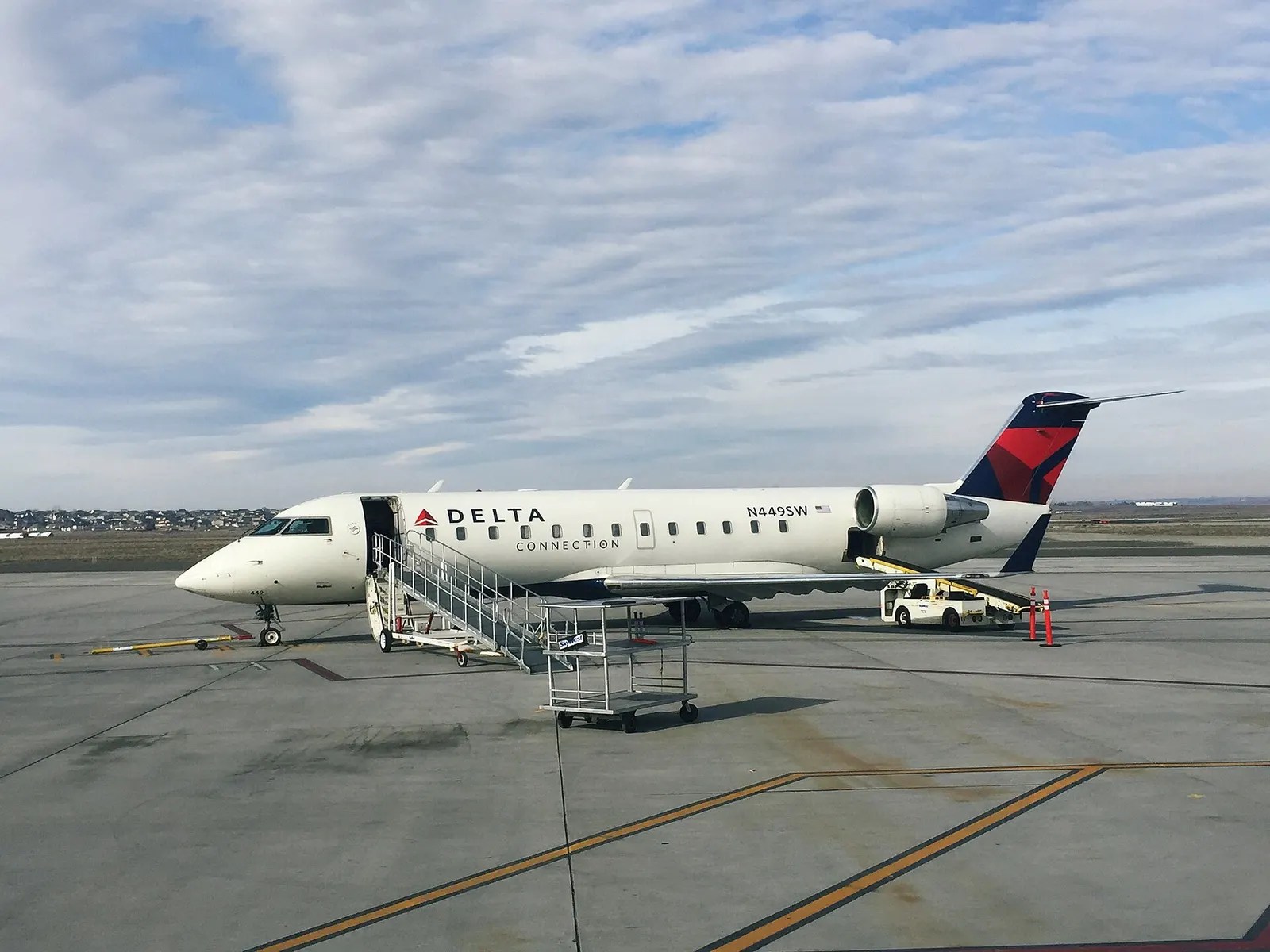 DeltaN449SW-CRJ200-PSCairport-Feb2016