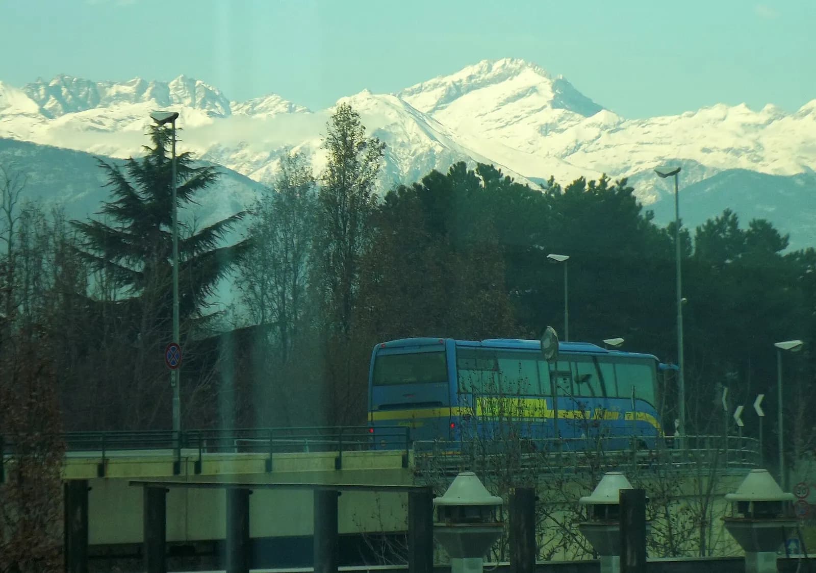 SADEM airport coach with Alpine backdrop near Caselle