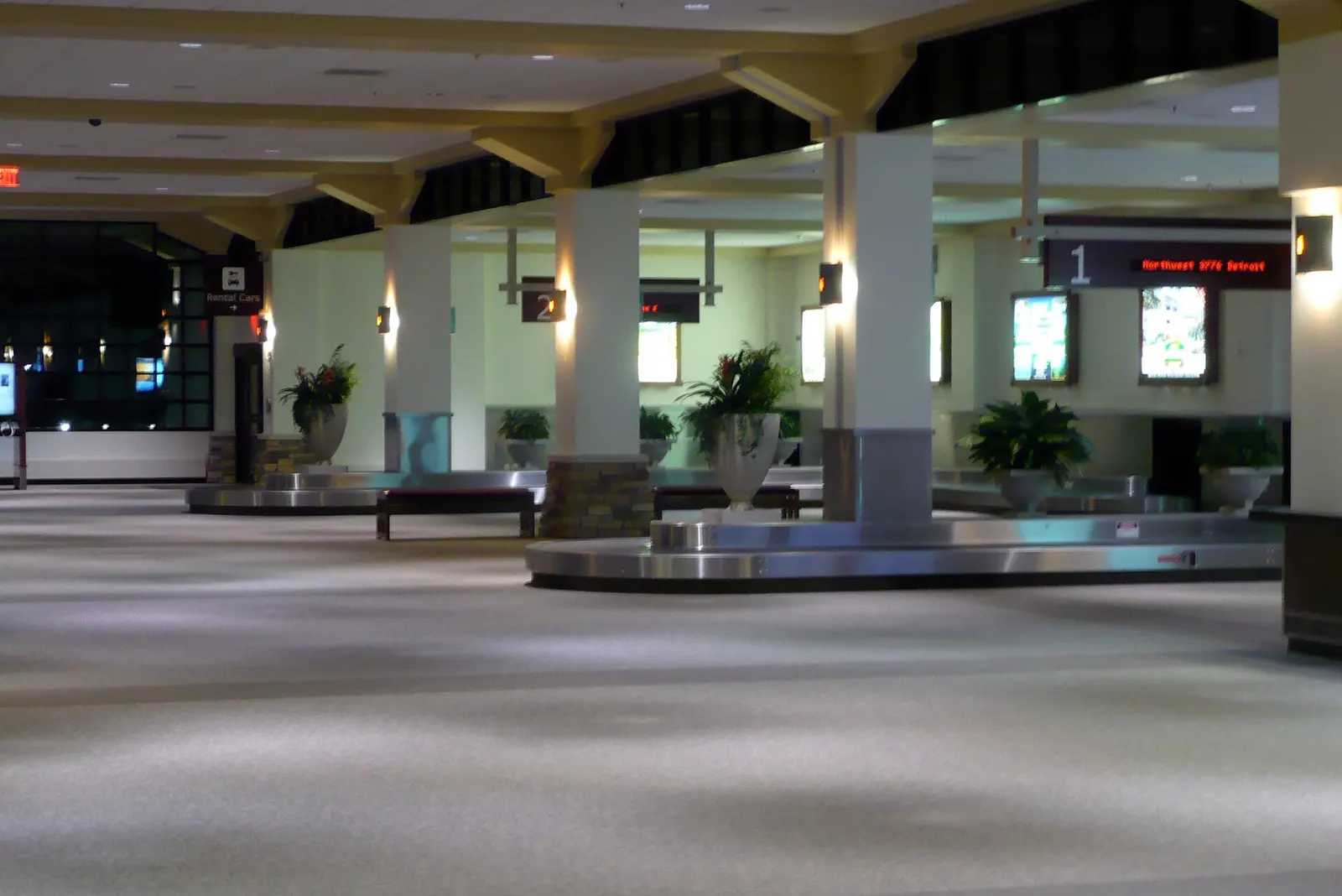 Bag-claim carousels 1 and 2 at Cherry Capital Airport, 19 November 2007, with leftover Northwest 9774 Detroit on carousel 1