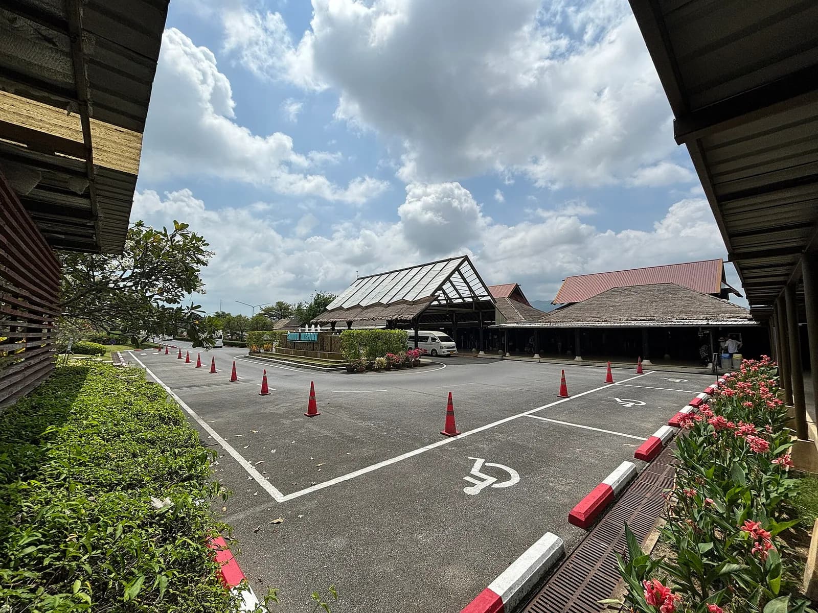 Landside check-in drop-off curb and arrival canopy at Samui Airport (USM)
