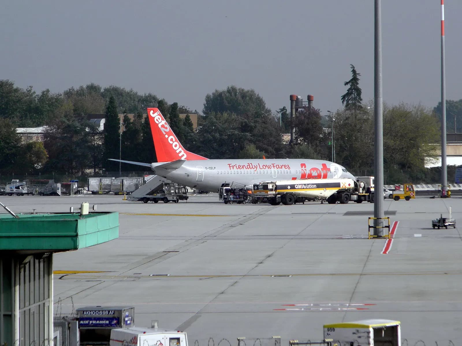 Tessera, Aeroporto di Venezia-Tessera "Marco Polo": il Boeing 737-330(QC) della Jet2 marche G-CELP in sosta il 19 ottobre 2013.