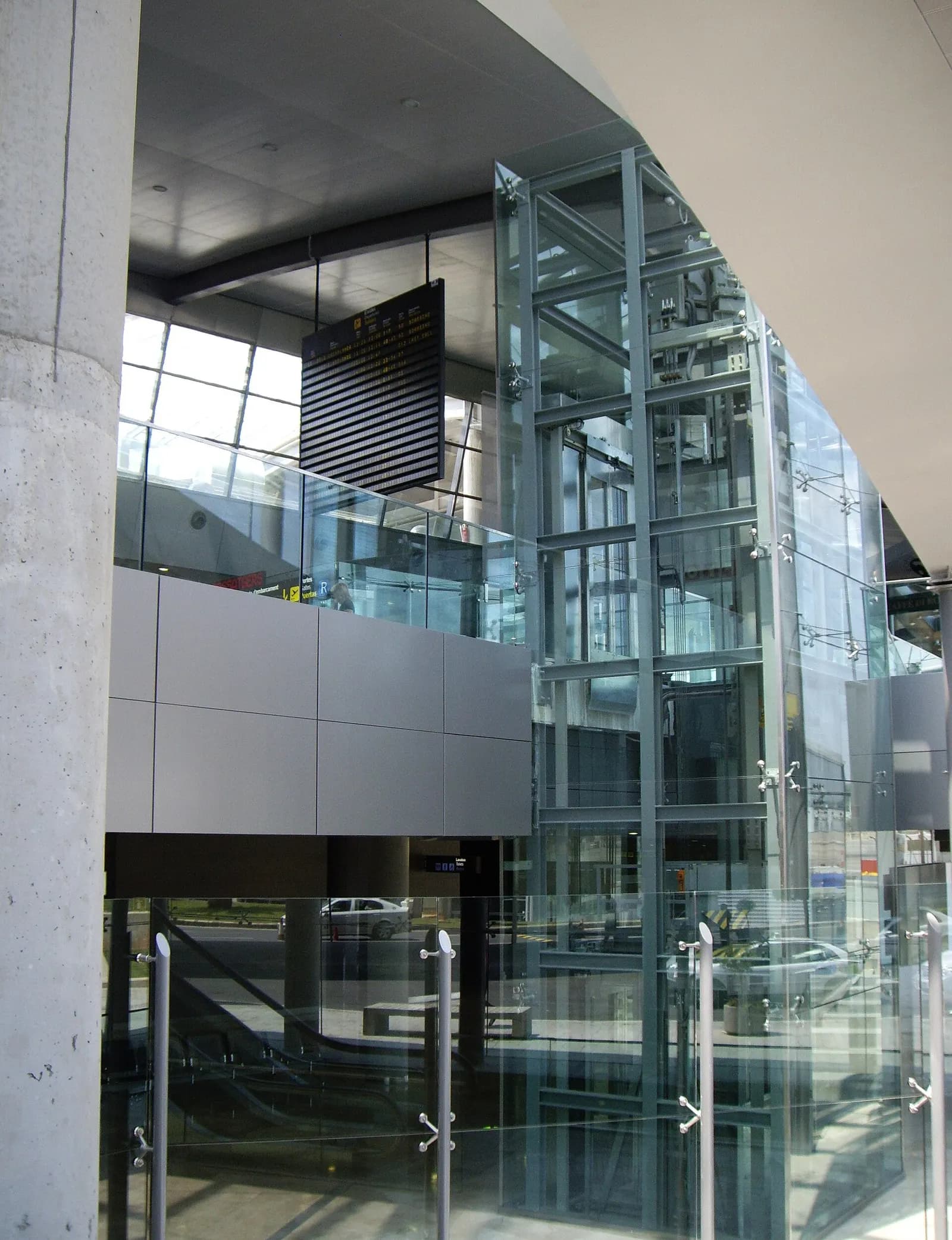 Interior hall of Valencia–Manises Airport with passengers and retail.