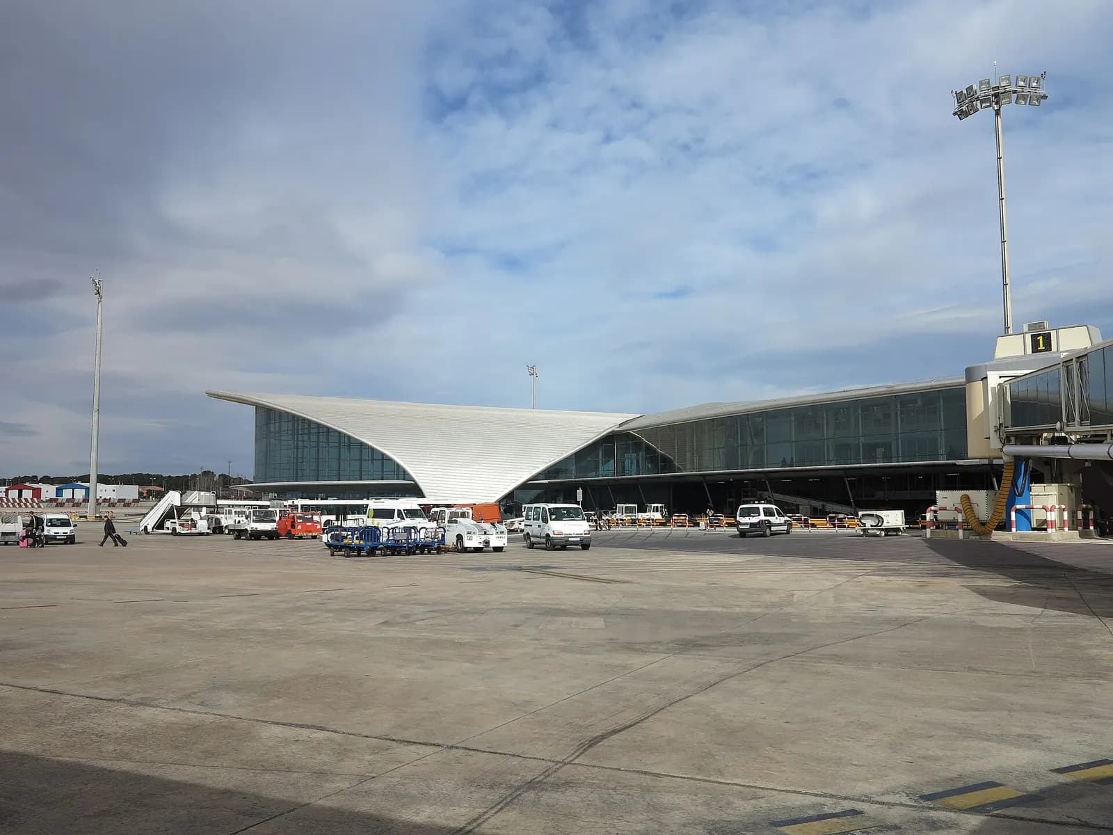 Daytime exterior of the Valencia Airport terminal building.