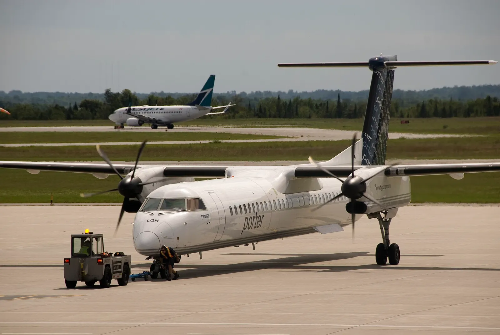 Porter Airlines Bombardier Q400 and WestJet Boeing 737-700 at Ottawa Macdonald-Cartier International Airport