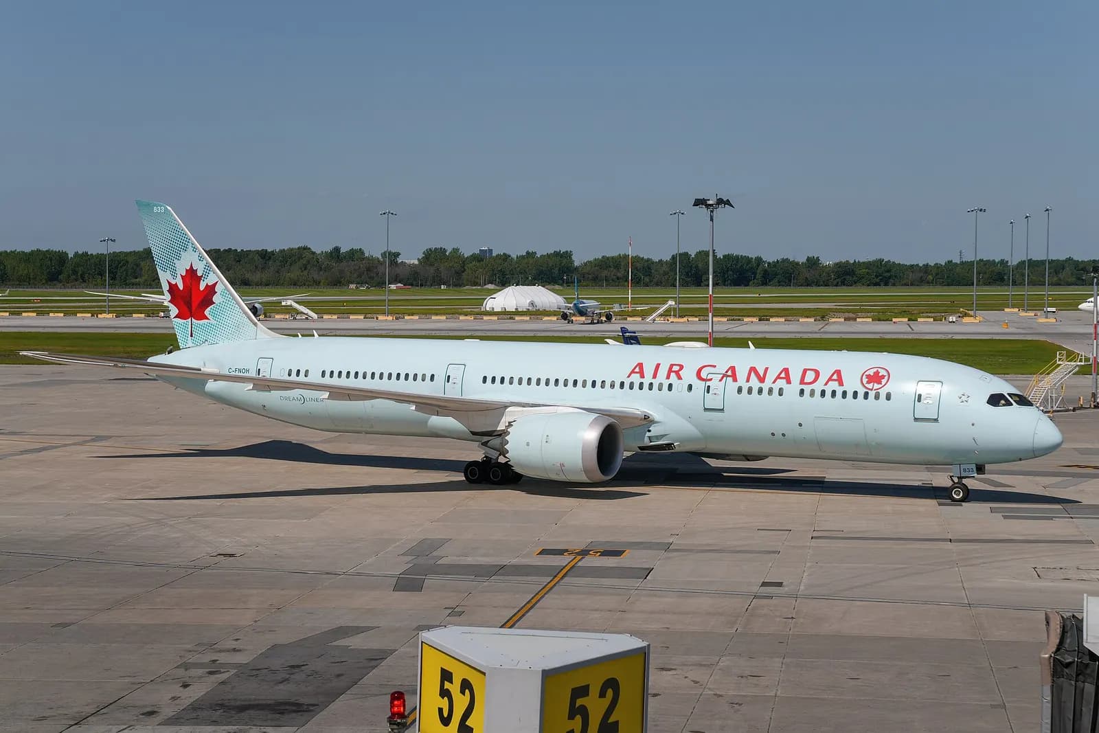 Air Canada Boeing 787-9 Dreamliner (C-FNOH) at Montréal–Trudeau International Airport
